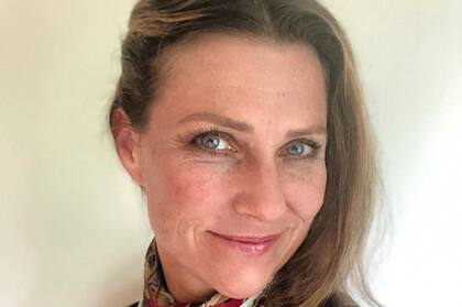 La princesa Marta Luisa de Noruega renunció a su título real cuando se casó con el escritor Ari Behn, recientemente fallecido, para desarrollar proyectos privados.