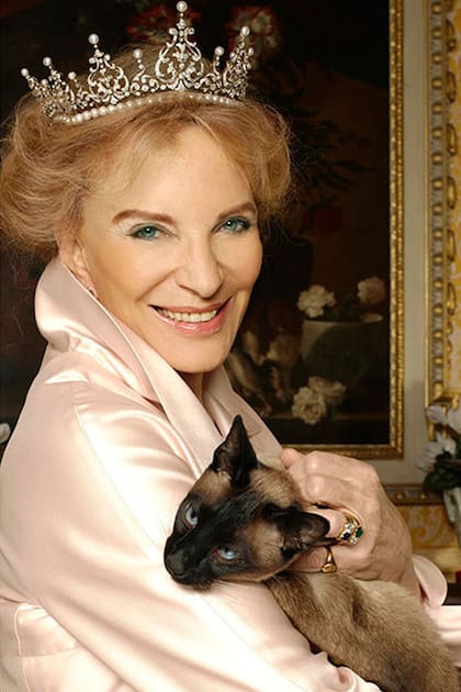 La princesa Michael de Kent es la esposa del primo hermano de la reina Isabel, el príncipe Michael de Kent, y en su retrato de sus 70 años posó junto a uno de sus gatos siameses