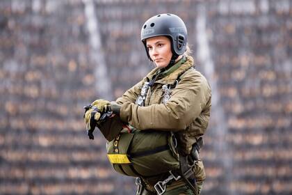 La princesa practica paracaidismo mientras visita la base militar de Rena, en noviembre de 2021.