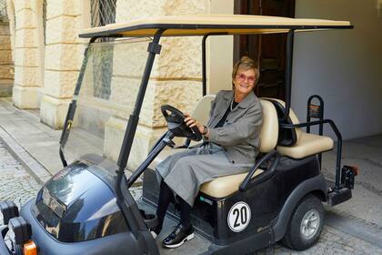 La princesa, que disfrutó de una vida a toda velocidad en la década de 1980, ahora corre por los terrenos de su palacio en un carrito de golf