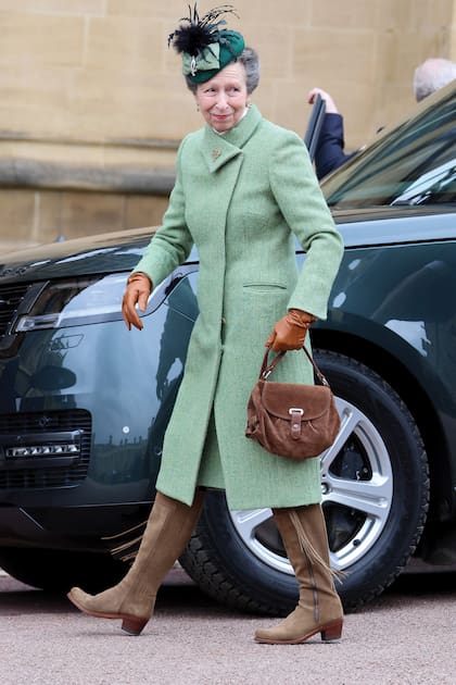 La princesa real Ana, con un tapado verde agua que ya había lucido en 2015 y botas y cartera de gamuza de la marca de ropa campestre The House of Bruar.