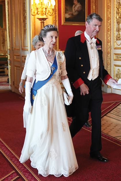 La princesa real Ana, que llevó la tiara Festón de diamantes, llegó acompañada por su marido, Sir Timothy Laurence.