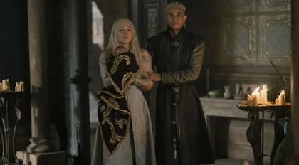 La princesa Rhaenyra con su esposo, Sir Laenor Velaryon, con el recién nacido Joffrey