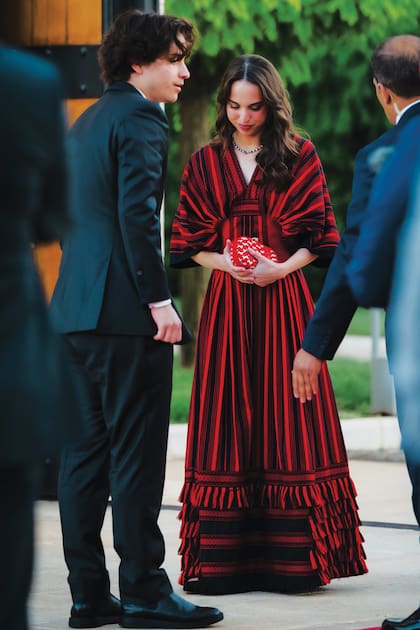 La princesa Salma –vestida con un diseño de corte imperio y mangas voluminosas,
realizado en un tejido de rayas rojo y negro de gran impacto visual y bordados– junto al príncipe
Hashem, el benjamín de la familia