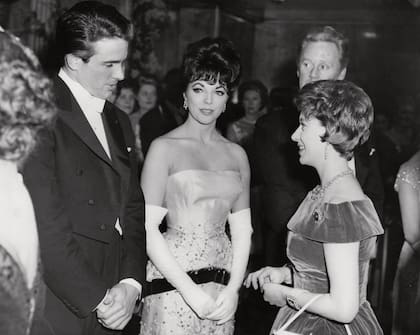 La princesa
se encuentra con
Warrey Beatty y Joan
Collins (que estaban
comprometidos) en
una avant premiére
en Londres, en 1961.
Un tiempo antes,
las revistas del
corazón hablaban
de un affaire entre
Margarita y el
actor