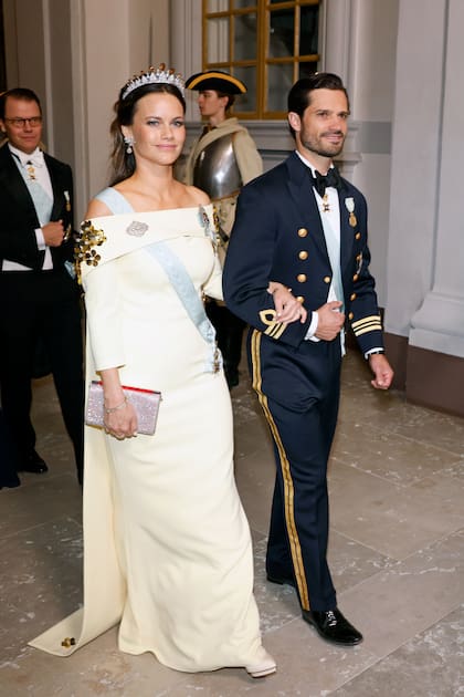 La princesa Sofia llevó un vestido con capa de Safiyaa y la tiara Palmette, con la que brilló en su boda con Carlos Felipe de Suecia el 13 de junio de 2013. Al igual que las otras mujeres de la casa real, tenía en el pecho la insignia de la Orden Familiar con la foto del Rey. 