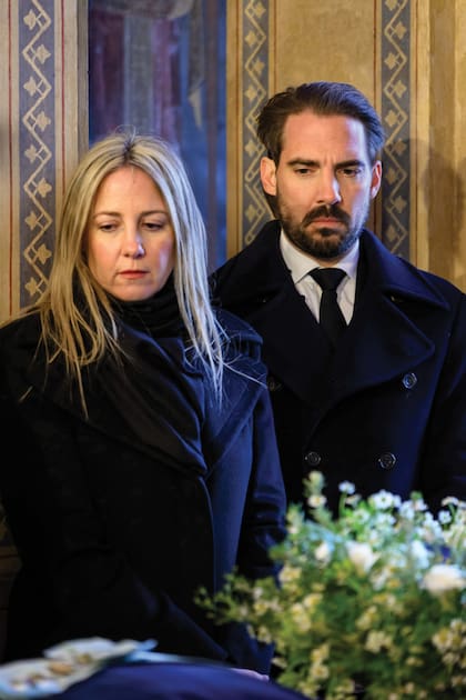 La princesa Teodora
junto a su hermano, el príncipe
Philippos, despiden a su tía abuela