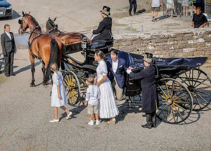 La princesa Victoria llegó al concierto, celebrado en su honor en en las ruinas del castillo de Borgholm, junto a su familia en un carruaje tirado por dos caballos