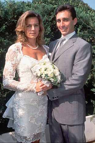 La princesa y el ex guardaespaldas el día de su boda en el Ayuntamiento de Mónaco, el 1 de julio de 1995.