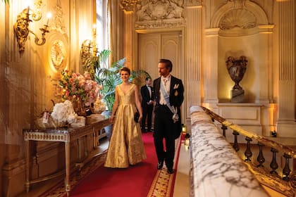La princesa Zita de Borbón-Parma y el príncipe Charles von Croÿ ingresan a uno de los salones, donde se celebró la velada