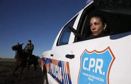 La principal Catalina Loza, en un móvil de la patrulla rural bonaerense