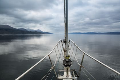 La proa del barco hacia Península Mitre.