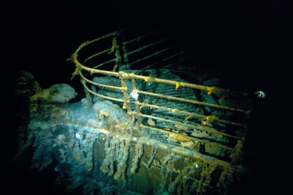 La proa del Titanic a 3,8 kilómetros (12 500 pies) por debajo de la superficie del océano, a 640 kilómetros (400 millas) de la costa de Newfoundland, Canadá (Woods Hole Oceanographic Institution via AP)