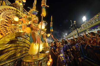 La procesión de la escuela Paraiso do Tuiuti pasa junto al público