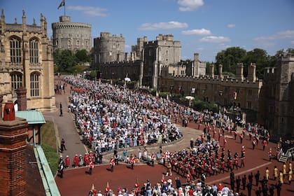 La procesión de la familia real y de una banda militar llega a la Capilla de Saint George, en el Castillo de Windsor, donde se reunió una multitud para ver el desfile.