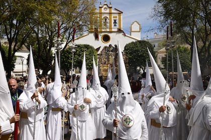La procesión de la hermandad de "San Gonzalo" tiene lugar durante la Semana Santa en Sevilla