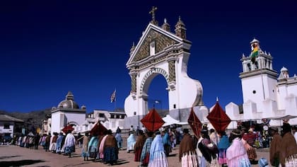 La procesión del Corpus Christi en Copacana de Bolivia es un acontecimiento tradicional en la ciudad.
