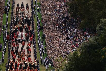 La procesión del féretro de la Reina Isabel II camino al Castillo de Windsor para el servicio en la Capilla de San Jorge