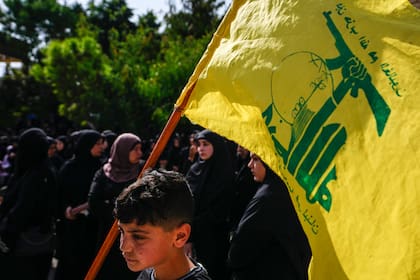 La procesión fúnebre para un combatiente de Hezbollah muerto en combate con fuerzas israelíes, en la aldea de Majadel en el sur del Líbano, el 22 de octubre de 2023.