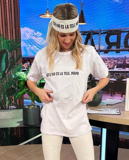 La producción de Es por ahí (América) le hizo una remera a Soledad Fandiño con la frase que le dijo un automovilista en una pelea de tránsito