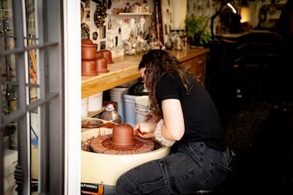 La produccin de Kurzar es local, artesanal y en series limitadas. Y prioriza los oficios y los "tiempos del hacer".