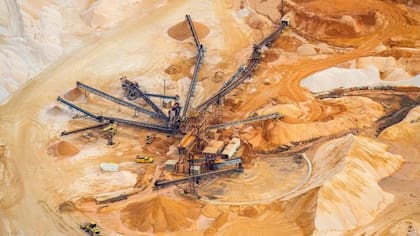 La producción de vidrio requiere enormes cantidades de arena, un recurso natural que se está reduciendo rápidamente.