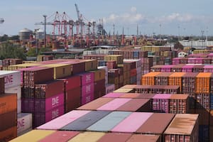 La producción local sufre costos altos en dólares que dificultan su inserción internacional, advierten los economistas