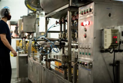 La producción muestra una integración profunda. Está totalmente integrada la planta con la molienda, la refinería y la planta de envasado: de la molienda de girasol se obtiene aceite crudo y pellet; el aceite se refina y luego se envasa en la propia planta; en paralelo, los subproductos se transforman