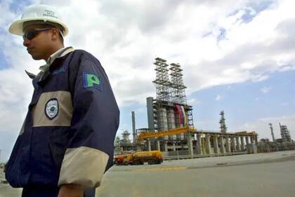 La producción petrolera venezolana cayó drásticamente en los años de Chávez y Maduro