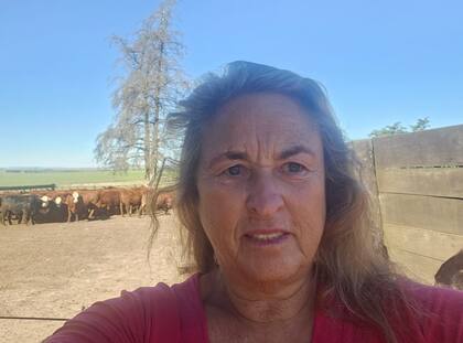 La productora agropecuaria Cristina Boubee en la manga en su establecimiento ganadero