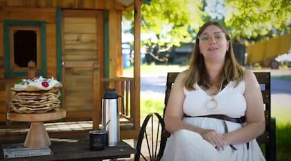 La productora de La Pequeña con una torta realizada con el dulce de leche repostero que es medalla de oro.