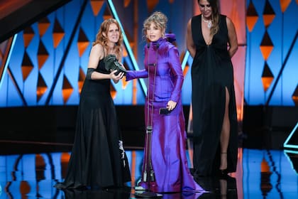 La productora Leticia Cristi y Dolores Fonzi, sobre el escenario; detrás, Karla Sofía Gascón