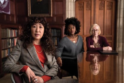 La profesora Ji-Yoon Kim, interpretada por Sandra Oh, y sus colegas Yasmin McKay y la medievalista Joan Hambling