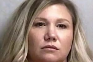 La profesora Julie Hoover ya había sido acusada de intercambiar mensajes inapropiados con un alumno