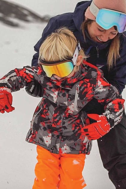 La profesora Mariela Tieppo le enseña a esquiar al hijo de Marley.