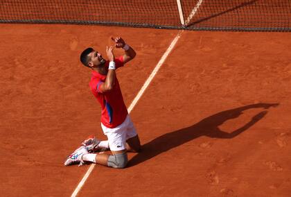 La profunda emoción de Djokovic al vencer a Alcaraz en la final olímpica disputada en el Philippe-Chatrier, el court central de Roland Garros