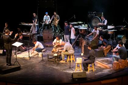 La programación del CETC se abrirá con una versión de Experimentum mundi, con dirección musical de Lucas Urdampilleta, en la que participan zapateros, albañiles, herreros, panaderos y escultores del mismo Teatro Colón
