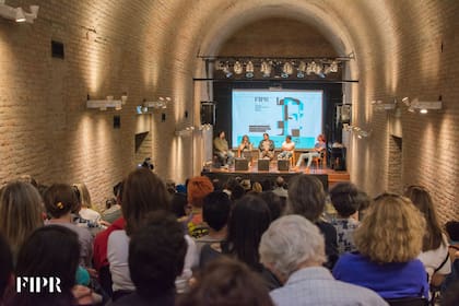 La programación del FIPR incluye lecturas de poemas en los "túneles" del Centro Cutural Parque de España, en Rosario