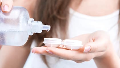 La prohibición determinada por la Anmat también impacta en la comercialización de una solución multipropósito para la limpieza de lentes de contacto