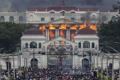 La prohibición gubernamental de 26 plataformas de redes sociales el 4 de septiembre de 2025 marcó un punto de inflexión para la juventud nepalí, que asaltó e incendió Singha Durbar, el complejo histórico que alberga la sede del gobierno de Nepal; foto de Narendra Shrestha