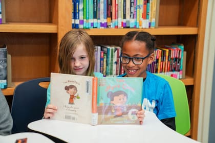 La prohibición tiene como objetivo fomentar la interacción social entre los estudiantes y mejorar el ambiente en las aulas