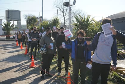 La promoción fue un suceso y cientos de chicos se acercaron ya vacunados contra el Covid para dar una vuelta en karting
