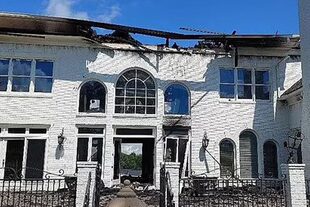 La propiedad, aunque sufrió daños graves, no fue completamente destruida por el incendio.