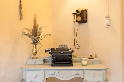 La propiedad cobija reliquias, como esta antigua máquina de escribir y el piano donde se estrenó la zamba que homenajea a la Niña Yolanda.