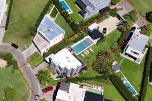 La propiedad, construida sobre los lotes, que fue allanada hoy en el barrio privado Ayres Plaza, de Pilar