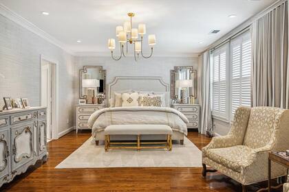 La propiedad cuenta con cinco amplios dormitorios distribuidos en el segundo piso