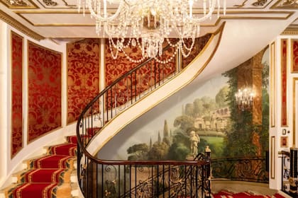 La propiedad cuenta con cinco dormitorios, cinco baños completos y dos medios baños. Foto: Evan Joseph / Douglas Elliman.