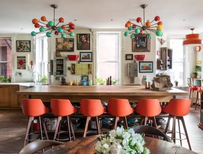 La propiedad cuenta con colores llamativos y decoración vintage (BusinessInsider)
