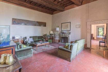 La propiedad cuenta con espacios amplios y versátiles, como “suntuosos salones y encantadores jardines colgantes”.