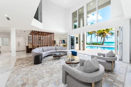 La propiedad cuenta con más de 1.300 metros cuadrados, además de impresionantes vistas al océano Atlántico y acceso a una playa privada